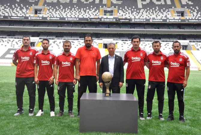 Beşiktaş Başkanı Ahmet Nur Çebi, Şampiyon U-17 Akademi Takımı İle Bir Araya Geldi