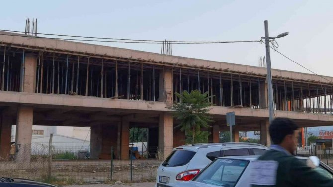 İ̇nşaatın İkinci Katından Düşen İşçi Yaralandı
