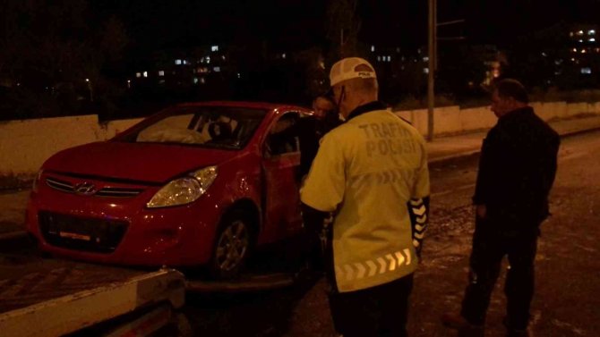 Logar Kapağına Çarpan Otomobil Devrildi: 3 Yaralı