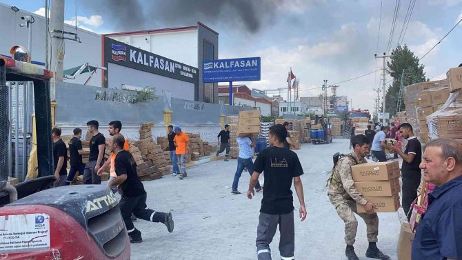 Diyarbakır’da Kozmetik Fabrikasındaki Yangında 11 Kişi Dumandan Etkilendi
