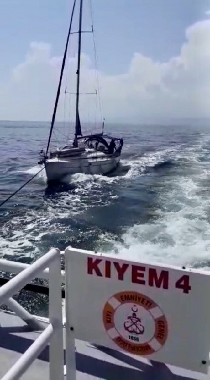 Makine Arızası İle Denizde Sürüklenen Tekne Marmara Adası Limanı’na Yanaştırıldı
