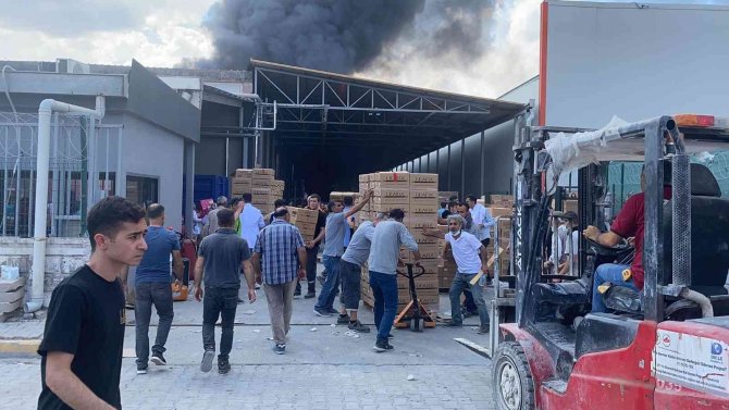 Diyarbakır’da Kozmetik Fabrikasındaki Yangında 11 Kişi Dumandan Etkilendi