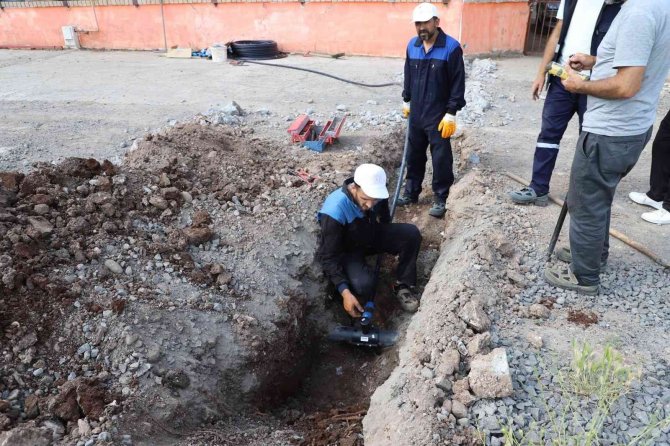 Di̇ski̇ Ekiplerinden 100 Evler’de Abone Bağlantı Çalışması