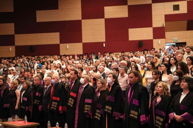 Edirne’de Üniversitelilerin Mezuniyet Coşkusu