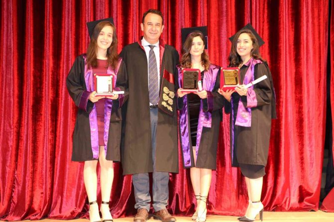 Edirne’de Üniversitelilerin Mezuniyet Coşkusu