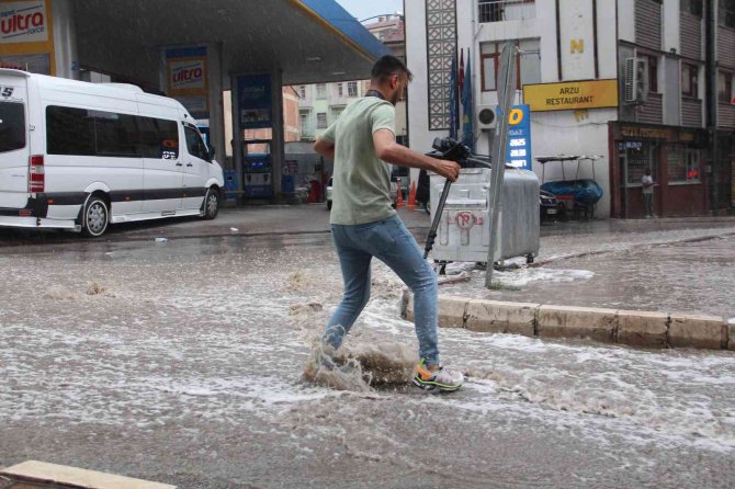 Elazığ’da Sağanak Yağış Etkili Oldu, Yollar Nehre Döndü