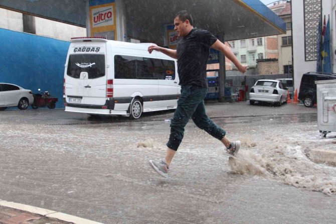 Elazığ’da Sağanak Yağış Etkili Oldu, Yollar Nehre Döndü