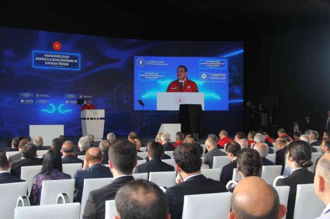 Bakan Dönmez: "Bugün, Yaklaşık 2 Yıl Önce Keşfini Milletimize Müjdelediğimiz Karadeniz Gazını Denizden Karaya Taşıyacak İlk Boruları Denize İndireceğiz"