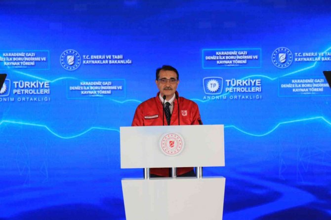 Bakan Dönmez: "Bugün, Yaklaşık 2 Yıl Önce Keşfini Milletimize Müjdelediğimiz Karadeniz Gazını Denizden Karaya Taşıyacak İlk Boruları Denize İndireceğiz"