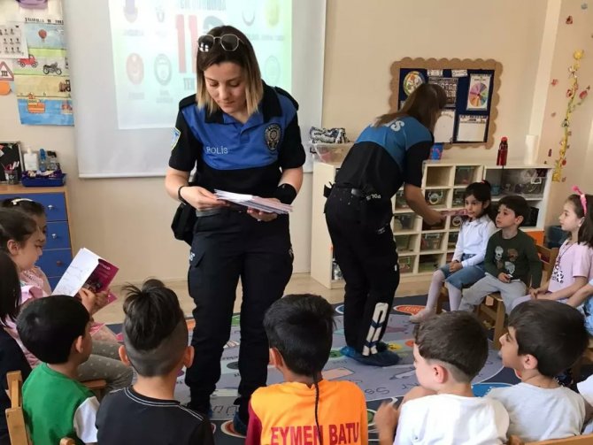 Minik Öğrencilere Suçtan Korunma Yöntemleri Anlatılıyor