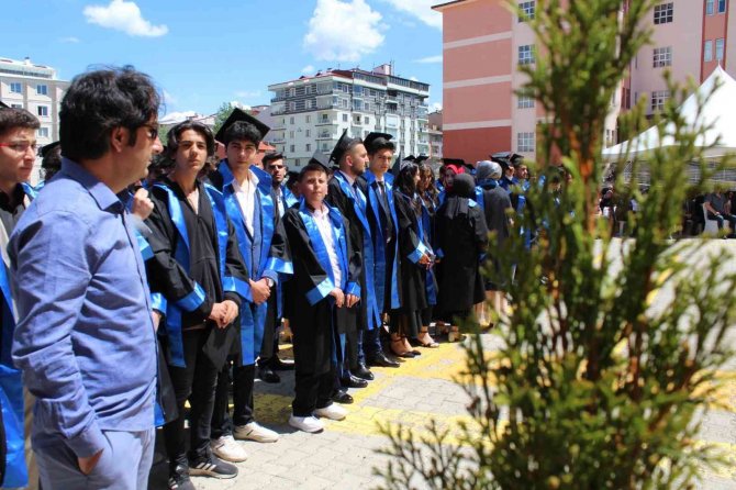 Yakutiye Anadolu Lisesi’nde Mezuniyet Coşkusu