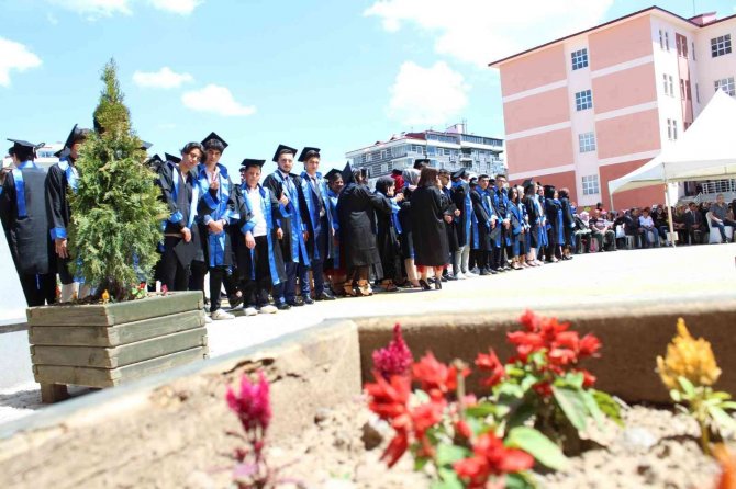 Yakutiye Anadolu Lisesi’nde Mezuniyet Coşkusu