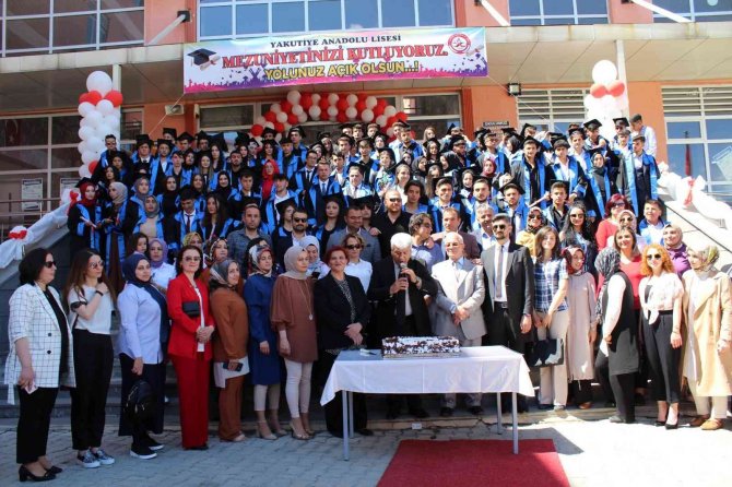 Yakutiye Anadolu Lisesi’nde Mezuniyet Coşkusu