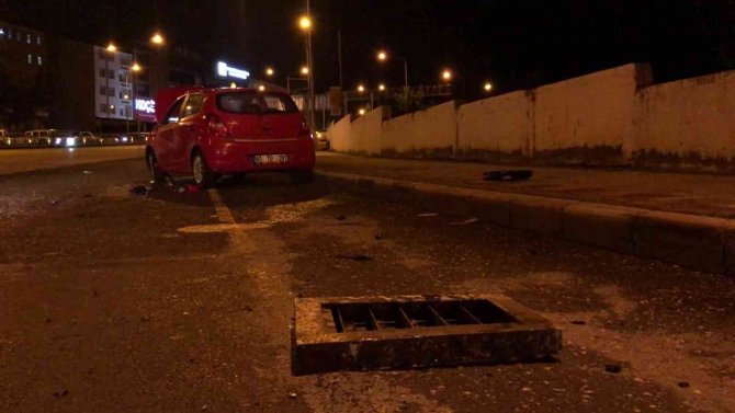Logar Kapağına Çarpan Otomobil Devrildi: 3 Yaralı