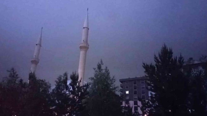 Erzurum’da Şimşekler Geceyi Aydınlattı