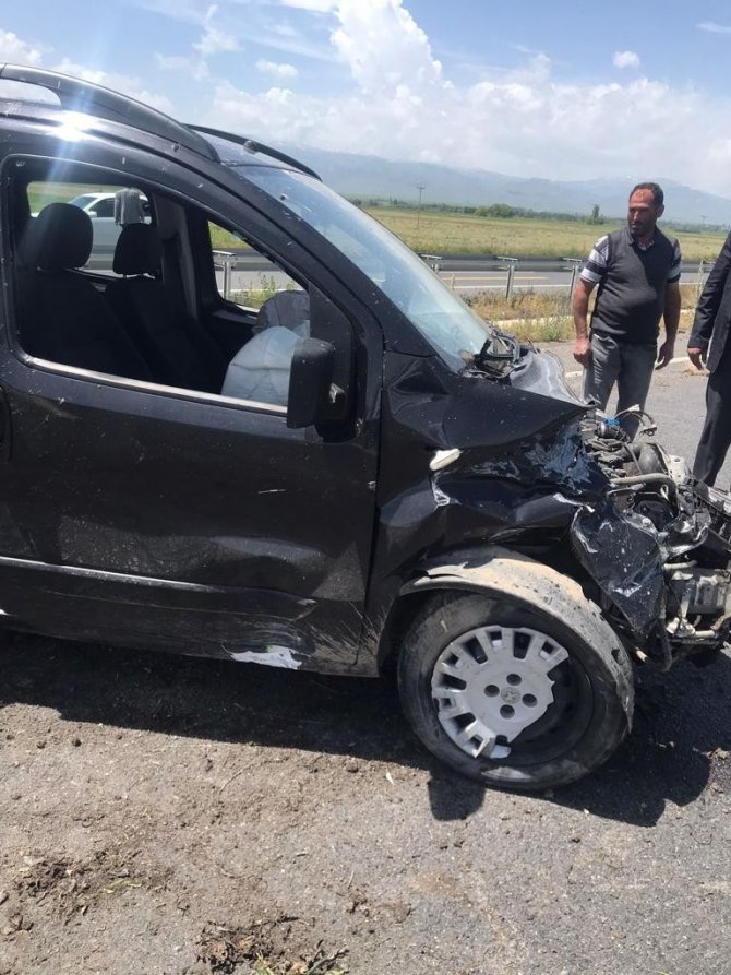 Horasan - Pasinler Karayolunda Trafik Kazası: 2 Yaralı