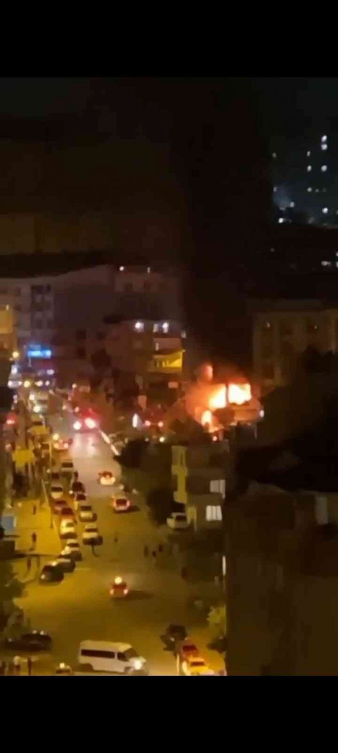 Esenyurt’ta Korkutan Yangın: Alevler Gökyüzünü Aydınlattı