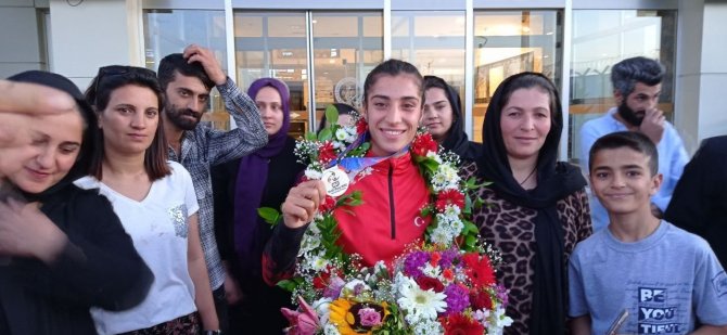 Dünya Şampiyonu Vanlı Nevin İ̇nce Coşkuyla Karşılandı