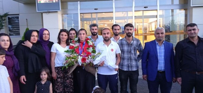 Dünya Şampiyonu Vanlı Nevin İ̇nce Coşkuyla Karşılandı