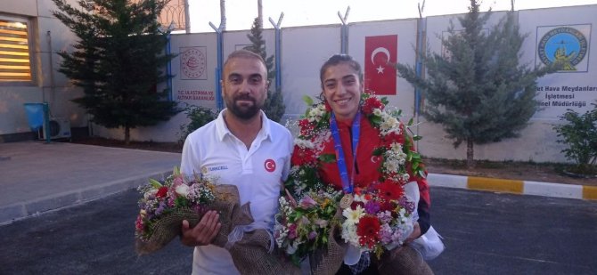 Dünya Şampiyonu Vanlı Nevin İ̇nce Coşkuyla Karşılandı
