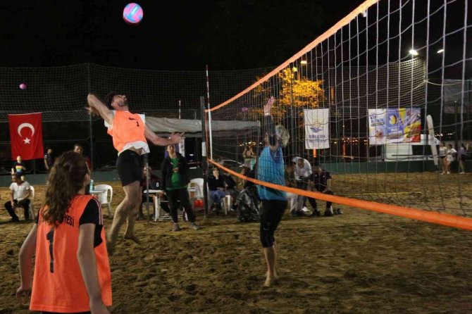 Plaj Voleybolu Turnuvası’nda Sporculara Ödülleri Takdim Edildi