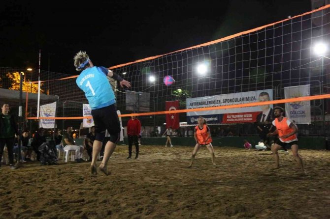 Plaj Voleybolu Turnuvası’nda Sporculara Ödülleri Takdim Edildi