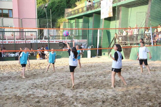 Plaj Voleybolu Turnuvası’nda Sporculara Ödülleri Takdim Edildi