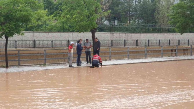 Gümüşhane’de Şiddetli Yağış Sonrası Caddeler Göle Döndü