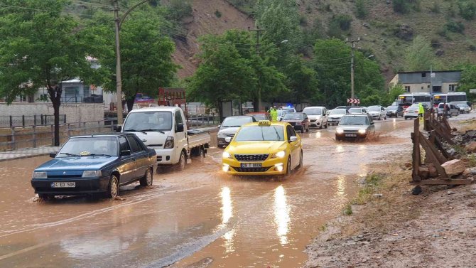 Gümüşhane’de Şiddetli Yağış Sonrası Caddeler Göle Döndü