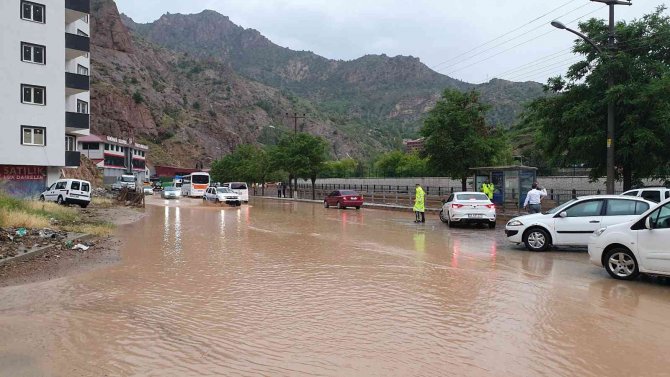 Gümüşhane’de Şiddetli Yağış Sonrası Caddeler Göle Döndü