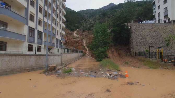 Gümüşhane’de Su Dolu Çukura Düşen Kız Boğulmaktan Son Anda Kurtarıldı