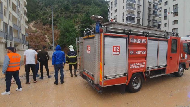 Gümüşhane’de Su Dolu Çukura Düşen Kız Boğulmaktan Son Anda Kurtarıldı