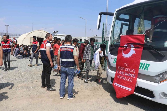 Iğdır’da 8 Günde Bin 237 Afgan Göçmen Uçak İle Ülkelerine Gönderildi