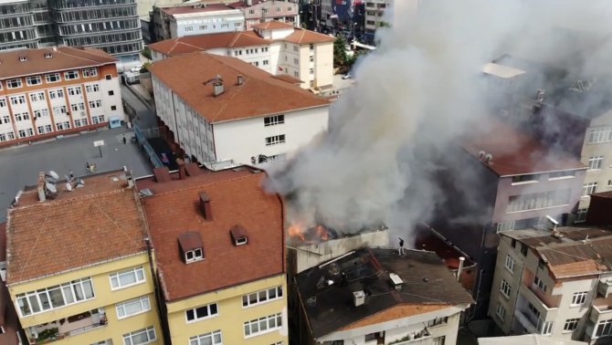 Kağıthane’de Apartmanın Çatısı Alev Alev Yandı