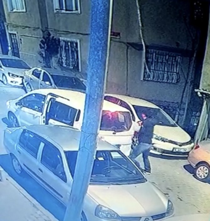 İ̇stanbul’da Silahlı Saldırı Kamerada: Plakasız Araçtan İnip Kurşun Yağdırdı