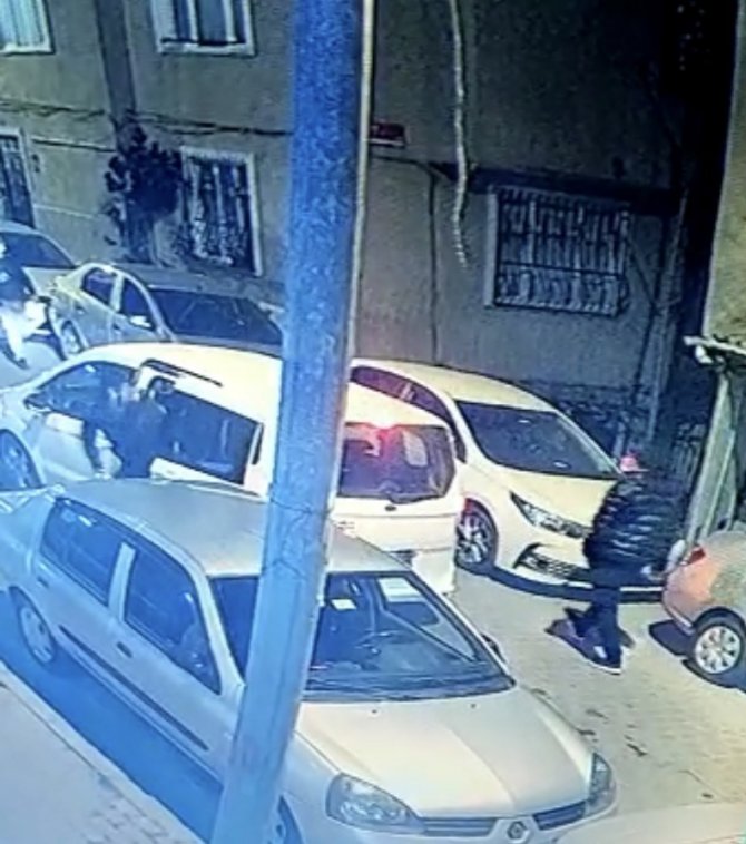 İ̇stanbul’da Silahlı Saldırı Kamerada: Plakasız Araçtan İnip Kurşun Yağdırdı