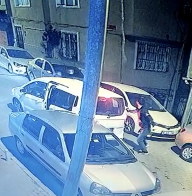 İ̇stanbul’da Silahlı Saldırı Kamerada: Plakasız Araçtan İnip Kurşun Yağdırdı