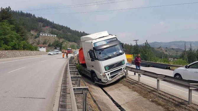 Bariyerleri Kırıp Refüje Giren Tırdaki Yola Savrulan Demirlerin Çarptığı Araçtakiler Ölümden Döndü