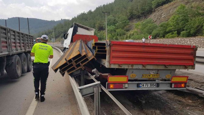 Bariyerleri Kırıp Refüje Giren Tırdaki Yola Savrulan Demirlerin Çarptığı Araçtakiler Ölümden Döndü