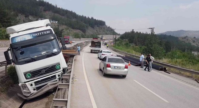 Bariyerleri Kırıp Refüje Giren Tırdaki Yola Savrulan Demirlerin Çarptığı Araçtakiler Ölümden Döndü