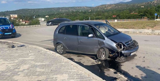 Otomobil Bariyerlere Çarptı, Yabancı Uyruklu 2 Kişi Yaralandı