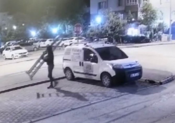 Hırsızların Rahat Tavırları Kamerada