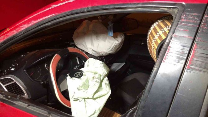 Logar Kapağına Çarpan Otomobil Devrildi: 3 Yaralı