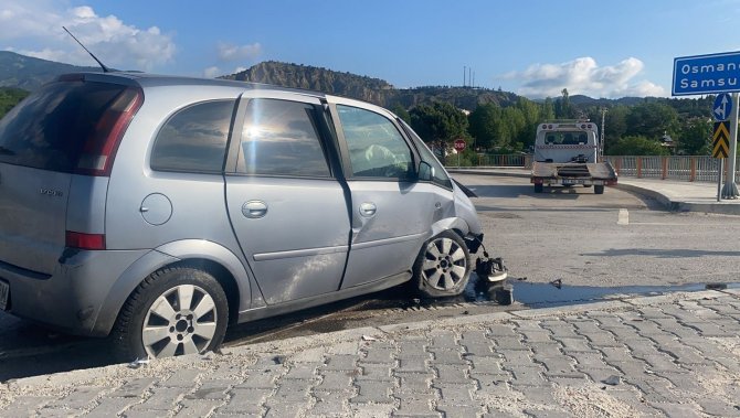 Otomobil Bariyerlere Çarptı, Yabancı Uyruklu 2 Kişi Yaralandı