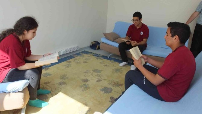 Burhaniye İ̇hl’de Öğrenciler Okula Yüzlerce Kitap Kazandırdılar