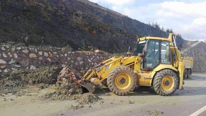 Kocaeli Şehir Hastanesi Yolundaki Toprak Kaymasına Ekipler Müdahale Etti