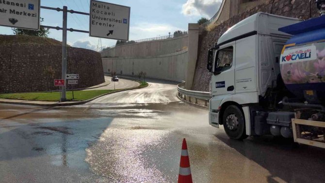 Kocaeli Şehir Hastanesi Yolundaki Toprak Kaymasına Ekipler Müdahale Etti