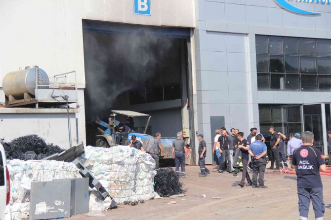 Kocaeli’de Geri Dönüşüm Fabrikasında Yangın