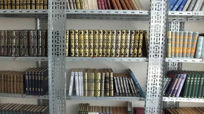 Burhaniye İ̇hl’de Öğrenciler Okula Yüzlerce Kitap Kazandırdılar