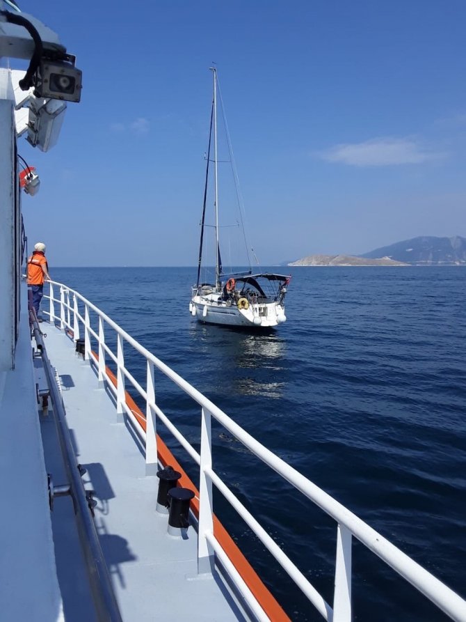 Makine Arızası İle Denizde Sürüklenen Tekne Marmara Adası Limanı’na Yanaştırıldı